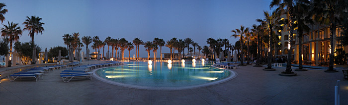 Einer der drei Außenpools des Hotels Hilton, Malta; Bild größerklickbar
